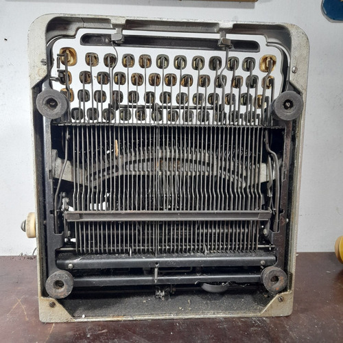 Imagem 8 de 9 de Máquina De Escrever Zeta Antiga Conserto Peças Ou Decoração
