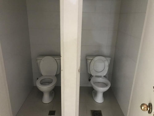 Imagen 3 de 12 de Venta Amplia Oficina Comercial Por Calle Andes Centro