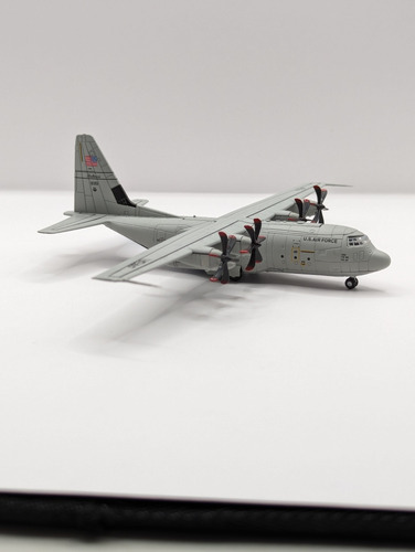 Avión A Escala De Metal Hercules C-130 1:200 Con Base Colecc