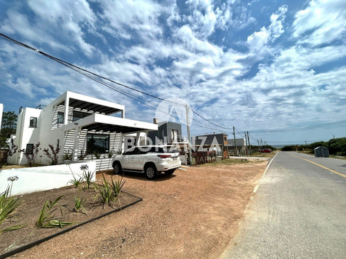 Punta Colorada - Piriápolis. Casa En Venta Con Piscina, 50 Metros De La Playa.