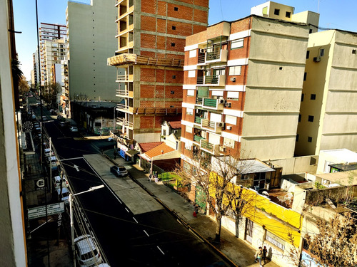 Departamento 3 Ambientes Con Balcón Y Vista Al Frente. Apto Profesional. Italia 265 Avellaneda