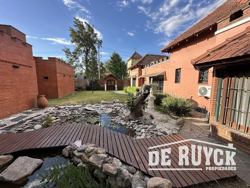 Casa Desarrollada En Una Sola Planta Sobre Amplio Lote