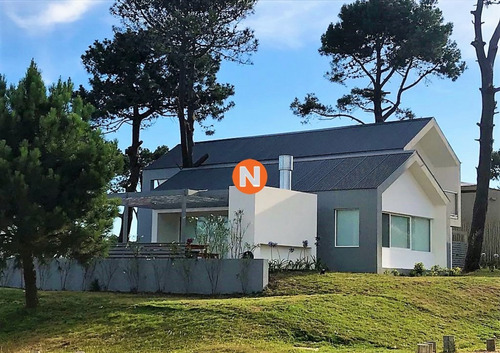 Excelente Oportunidad. Hermosa Casa Con Piscina.- Ref: 214285