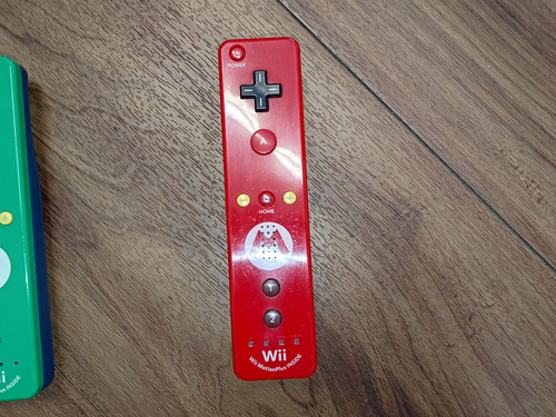 Wii Remote Plus Edição Limitada Mario & Luigi Vermelho (Usado)