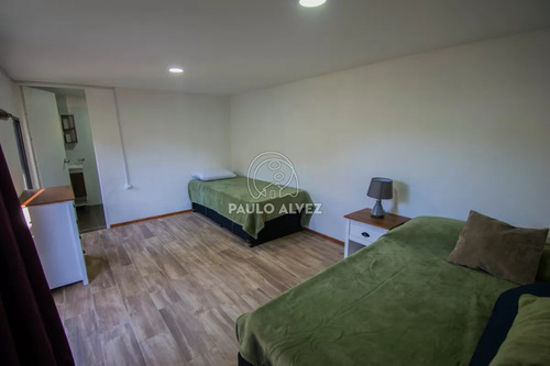 Casa En Alquiler Temporal En Piriápolis, A Metros Del Mar. Con Tres Dormitorios, Dos Baños. Barbacoa Con Piscina Climatizada.