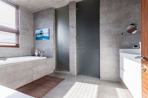 Casa En Venta De 6 Dorm. En Lo Barnechea