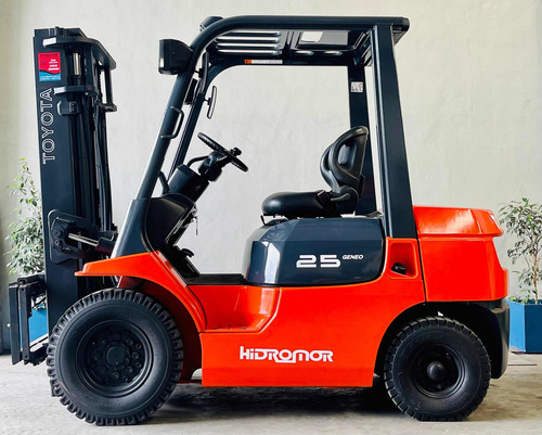 Imagen 2 de 16 de Autoelevador Toyota Diesel 2.5tn Desplazador