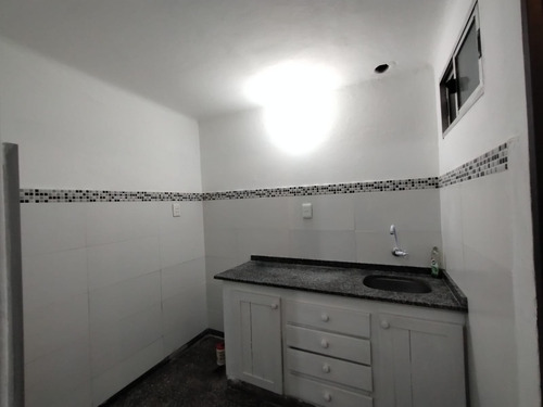 Excelente Casa De 2 Dormitorios, Jardín Y Patio Cubierto