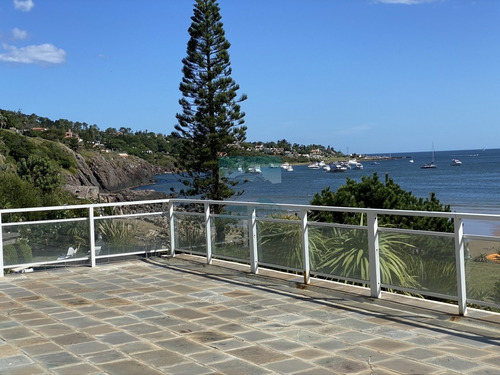 Exclusiva Casa Sobre La Playa De Solanas. Excelentes Vistas, Piscina Y Parrillero Con Vista Al Mar. - Ref: 5678