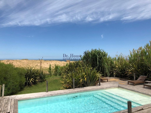 Exclusiva Casa En Las Grutas, Punta Ballena, Frente Al Mar!- Ref: 233