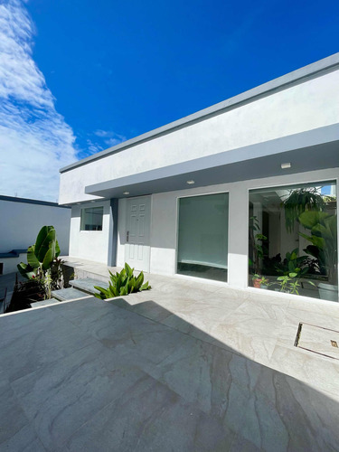 En Venta Moderna Y Lujosa Casa Ubicada En La Urb Avp Colinas De Carrizal. Rz