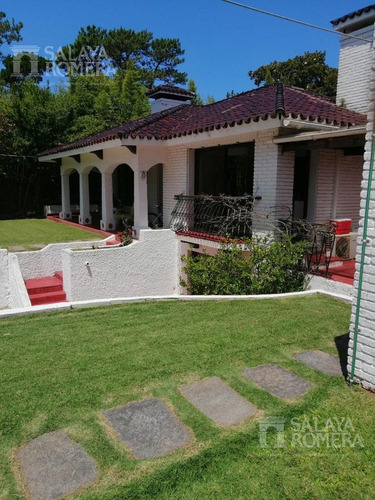 Casa - Punta Del Este- 3 Dormitorios- 3 Baños. Piscina Y Parrillero. ¡oportunidad!
