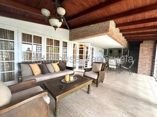 Casa En Venta. Urb. Alto Prado.