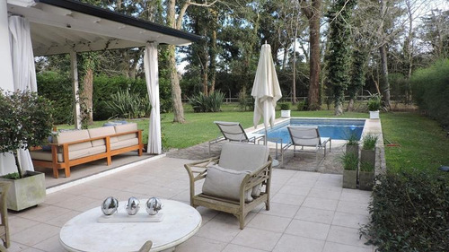 Imagen 2 de 30 de Casa En Venta De Estilo Clásico Con Amplios Ambientes En Abril Club De Campo