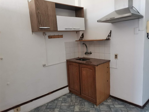 Monoambiente Sobre 18 De Julio Con Vista Despejada. Ideal Consultorio