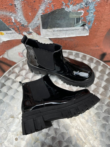 Imagen 4 de 7 de Bota Negra Charol Eco Cuero Angelina Corre Lola