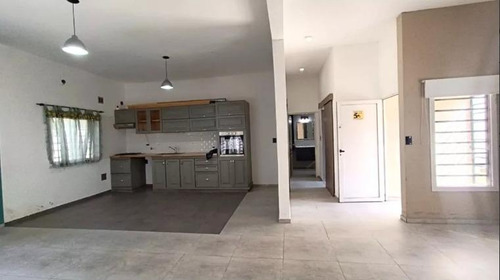 Casa En Venta - 2 Dormitorios 1 Baño - Cochera - 800mts2 - Paso Del Rey