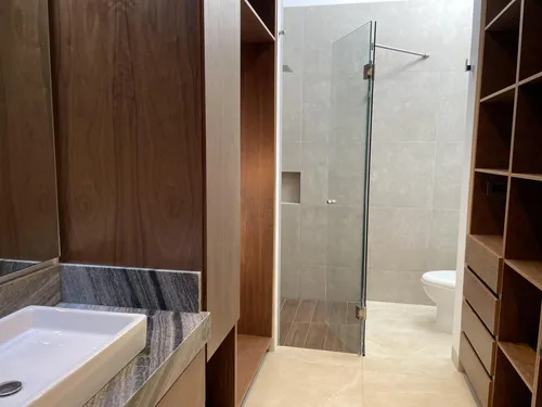 Casa Con 4 Recámaras, Una En Planta Baja, Privada Con Alberca. Lomas Del Campanario Norte