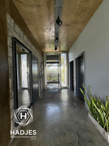 Casa En Venta, Nuevo Quilmes Moderna Con Piscina A La Laguna