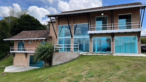 Hermosa Y Moderna Casa En Venta, Con Un Agradable Clima De Montaña,todos Los Cuartos Cuentan Con Hermoso Balcón Con Una Vista Imponente Al Ávila.   En Venta Alto Hatillo Mls #23-30948 Francis Zeppieri