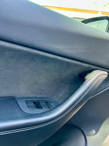 Tesla Model Y 2 Filas Y Una Tercera Adicional Abatible.
