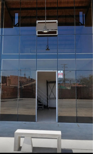  Excelente Local Comercial De Dos Niveles En Strip Cente