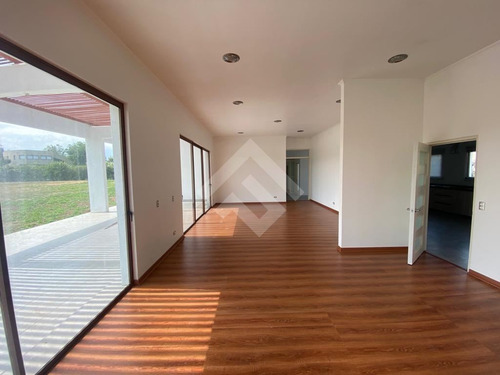 Casa En Venta De 6 Dorm. En Chicureo Central Colina