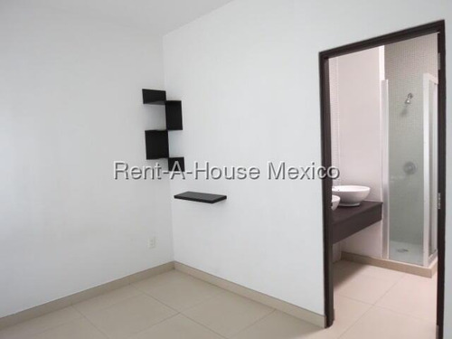 Casa De 3 Recamaras Con Baño Cada Una, Renta - Zibata | Ml