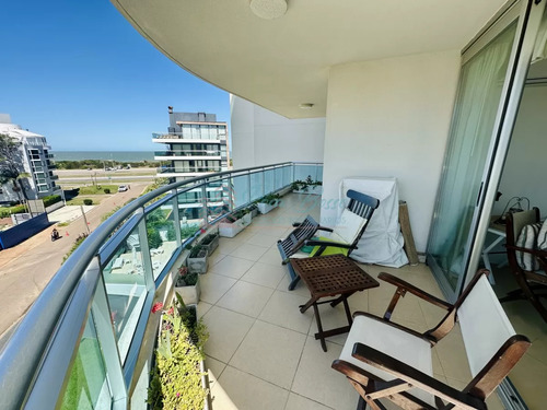 Alquiler De Apartamento De 3 Dormitorios + Dependencia En Amplia Planta En Playa Brava