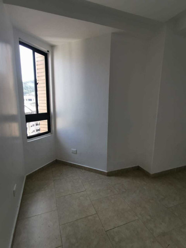 Imagen 9 de 13 de María Meléndez Vende Lujoso Apartamento El Parral Res Merlot