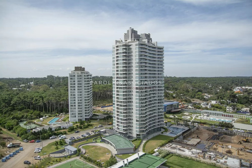 Apartamento En Venta De 3 Dormitorios En Tiburon, Playa Brava Punta Del Este.