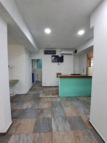 Local Piso 1 Con Amplia Terraza En La Av. Principal De Lecheria, C.c Eseve