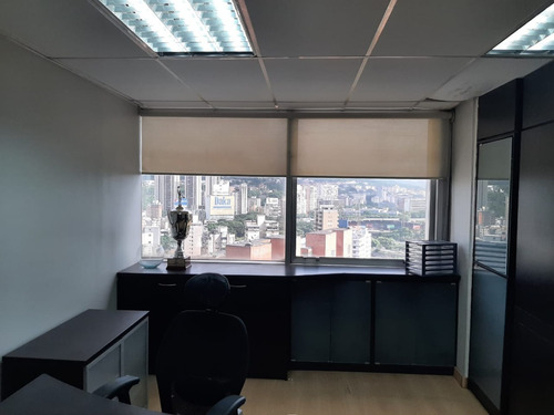 Imagen 14 de 17 de Plaza Venezuela Oficina Remodelada Y Con Muebles En Alquiler. Canon: 600 Cerca Del Metro 119m2 +6 Ofc Privadas, Sala Conferencia, Cocina, 2 Baños Y Más.
