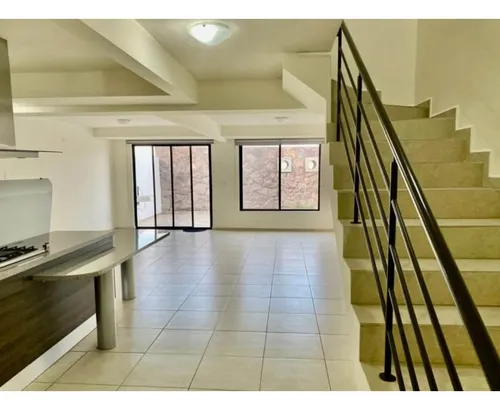 Casa En Renta Con Cuarto De Servicio En Zibata K