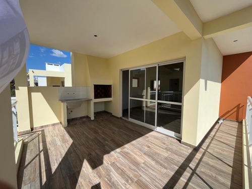 En Venta Departamento De 3 Ambientes Con Terraza Privada Y Cochera.