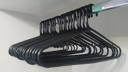 Imagem 3 de 7 de Kit 60 Cabides Preto Reforçado Arredondado Roupas Adulto