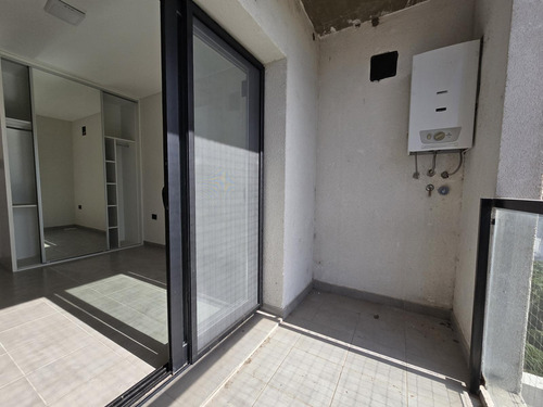 Semipiso De Un Dormitorio, Cocina Sectoriazada, Escritorio, Un Baño Y Dos Balcones, Cochera Opcional