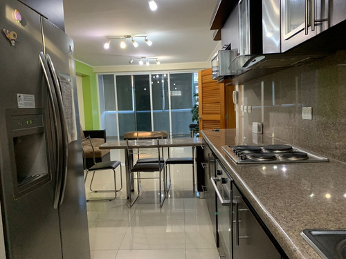 Bello Apartamento Con Balcón. Frente Al C.c. La Vela.