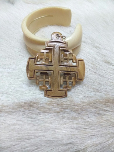 Dije Cruz De Jerusalén De Madera Tallada