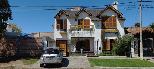 Excepcional Casa En 2 Plantas De 4 Ambientes, Parque Y Pileta En Bella Vista- Buenos Aires