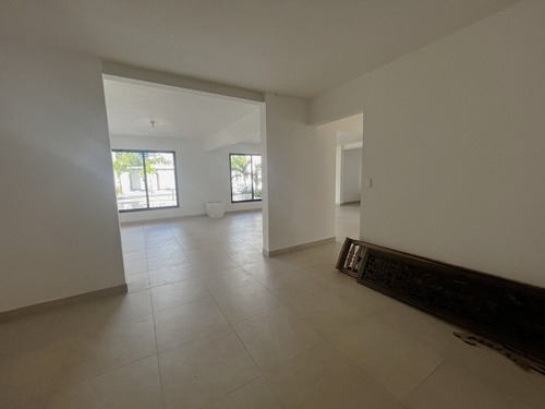 Local En Alquiler De 330m2 En Naco Primer Nivel