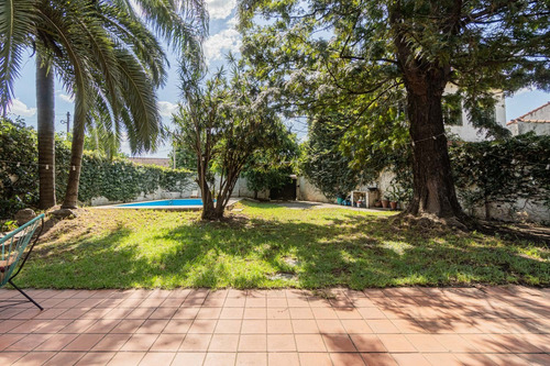 Casa Con Parque Y Pileta En Venta Av. Del Libertador 700, Castelar, Partido De Morón, Pba