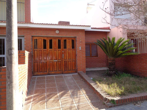 B° Lomas De San Martín - Casa De 2 Dormitorios Amplia Y Luminosa Con Garaje Y Patio Amplio C/asador Y Césped