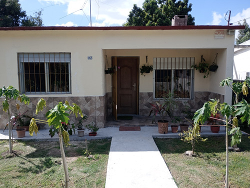 Se Vende 2 Casas En Colon En El Mismo Padron Con Terreno 648 M2 Y Total Edificado 162m2 . Muy Buen Estado Baños Y Cocinas A Nuevo . La Principal Estufa A Leña 3 Dorm. 95 M2 Y La Segunda Al Fondo 65m2