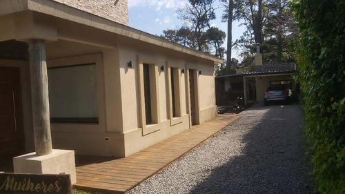 Casa En Alquiler Temporario De 3 Dormitorios C/ Cochera En Pinares