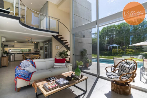 Casa En Venta Moderna De Construccion Tradicional, Cerca Del Mar.