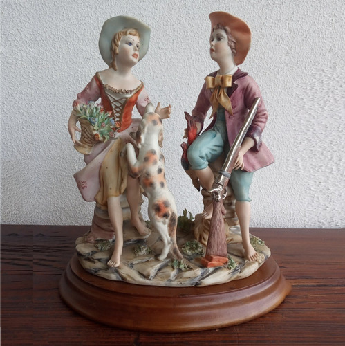 Porcelana Capodimonte - Figura De Dos Jovenes Firmada Cazpié