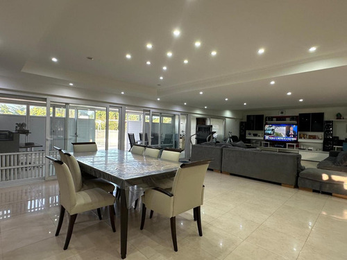 Casa En Venta - 5 Dormitorios 5 Baños - Pinamar