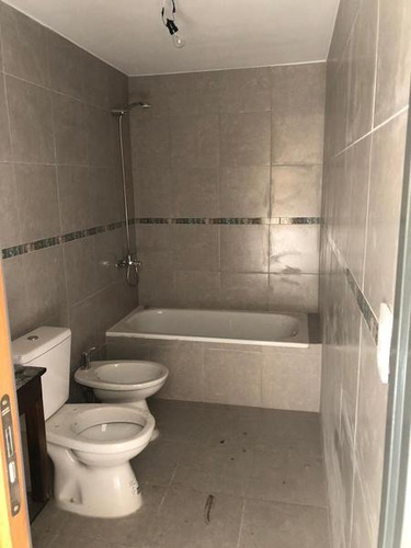 Departamento De Dos Ambientes En Morón, Con Cochera.