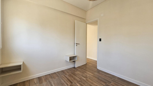 Venta - Departamento Dos Ambientes Reciclado A La Calle Con Balcón Terraza - Santa Fe 2061